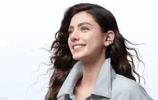 Frau trägt Huawei FreeClip 2 am Ohr.