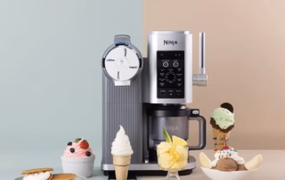 Ninja CREAMi Swirl & Scoop auf einer Küchenzeile mit Eiskreationen.