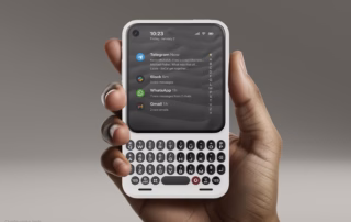 Clicks Communicator in der Hand