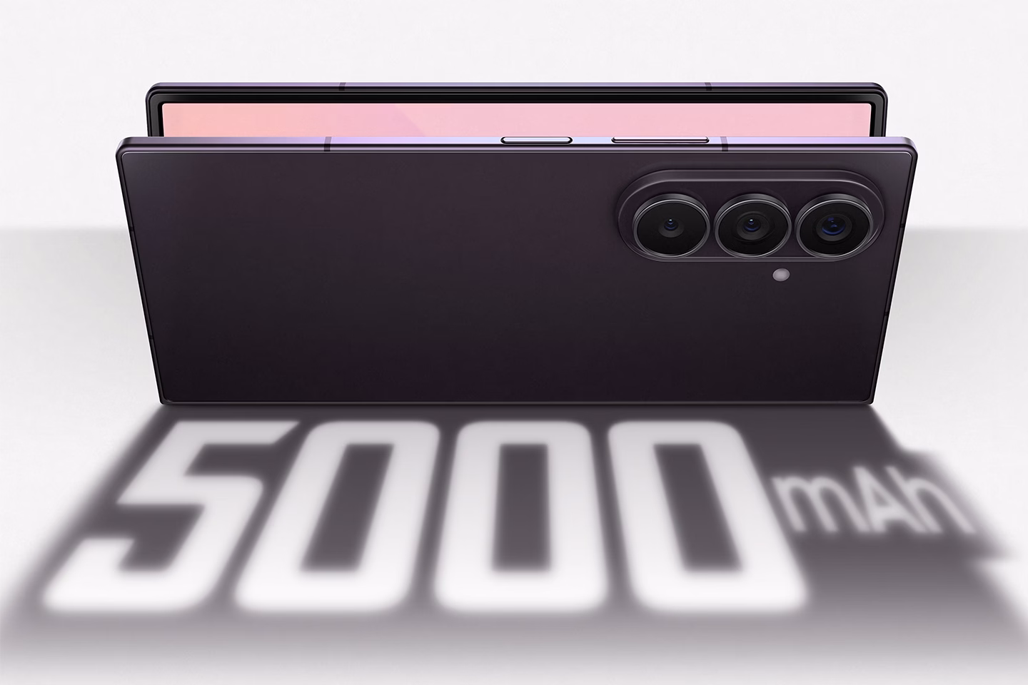 Rückseite des Galaxy Z Fold8 Ultra mit Dreifachkamera und Hinweis auf den 5000-mAh-Akku