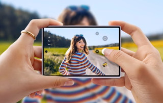 Galaxy Z Fold8 Ultra aufgeklappt beim Fotografieren im Querformat