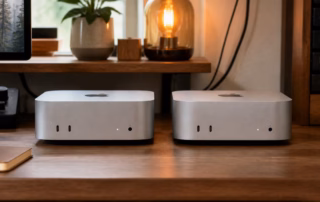 Zwei silberne Mac-mini-Computer mit M6 und M5 Pro auf einem Holzschreibtisch