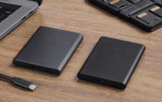 Zwei externe Samsung-SSDs im Vergleich, eine kantige P9 und eine kompakte abgerundete P7