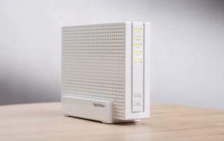 Weiße FRITZ!Box 6690 Pro auf einem Holztisch