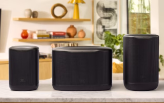 JBL Cove M1, P1 und X1 als schwarze WLAN-Lautsprecher in einem hellen Wohnzimmer