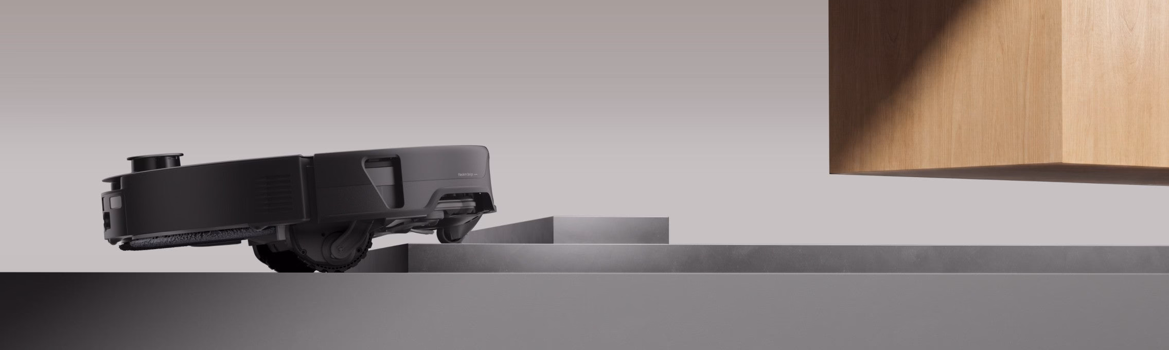 Roborock Saros 20 Neo beim Überwinden einer hohen Schwelle
