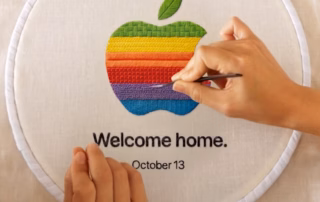 Apple-Logo als Stickmotiv mit der Aufschrift „Welcome home“ und Datum 13. Oktober