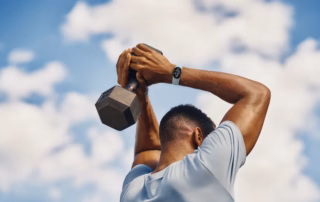 Google Fitbit Edge am Handgelenk in einer Alltagsszene