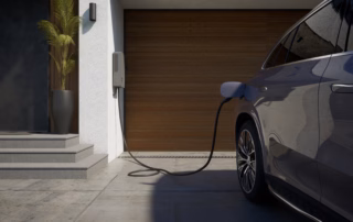 Mercedes-Benz Elektrofahrzeug an bidirektionaler Wallbox vor einem Wohnhaus